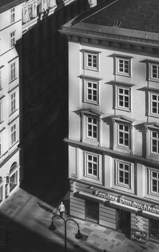 Stra&szlig;enszene mit Fu&szlig;g&auml;nger vor Hausfassade in Wien aus Vogelperspektive