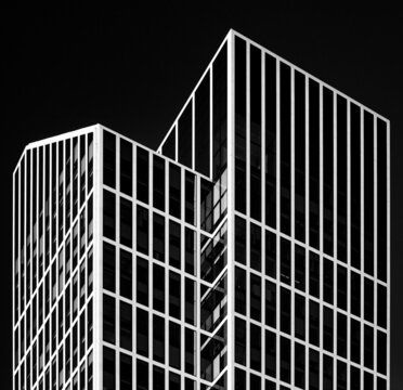 Hochausspitze eines Hochhauses in Frankfurt am Main in Schwarz/Weiss, begradigte Fassade, Architekturfotografie