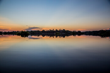 Obraz premium entardecer no rio negro