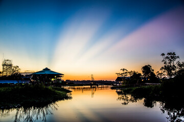 Hotel de selva no amazonas no entardecer