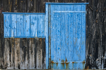 Porte de cabane bleue