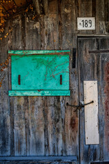 Vieille porte délabrée
