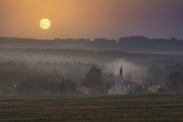 Mgły nad lasami i wieś. © Adam Sadlak