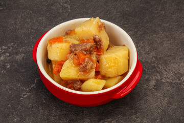 Roasted potato and beef with sauce