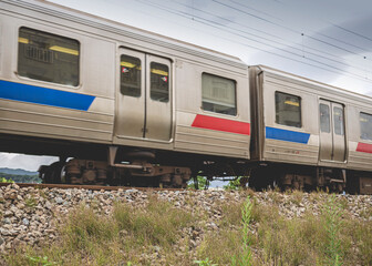 Obraz premium 線路上を走行する電車