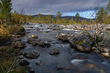 Fototapeta na wymiar Norwegische Wasserläufe mit angrenzenden Wäldern