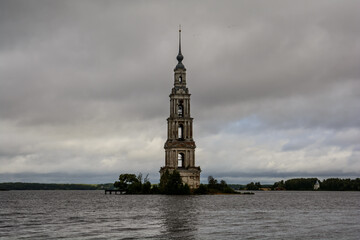 Fototapeta na wymiar Kalyazin Bell Tower. Bell tower of the flooded St. Nicholas Cathedral. cloudy evening