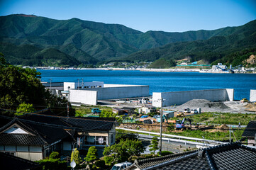 大船渡の新しい防潮堤を見下ろす