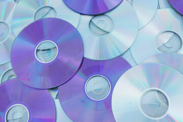 Symbolbild - glänzende Oberfläche von zahlreichen CD und DVD