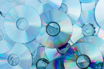Symbolbild - glänzende Oberfläche von zahlreichen CD und DVD