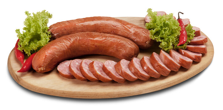 Lingui&ccedil;a calabresa inteira e fatiada em t&aacute;bua de madeira no fundo branco para recorte.