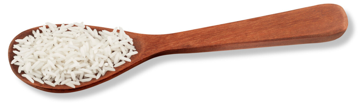 Colher de pau com arroz cozido em fundo branco para recorte.
