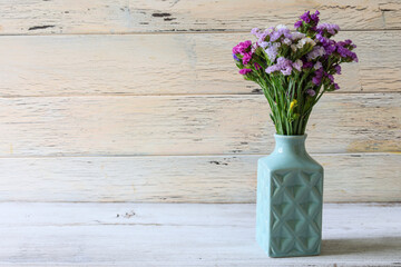 水色の花瓶とスターチスの花束