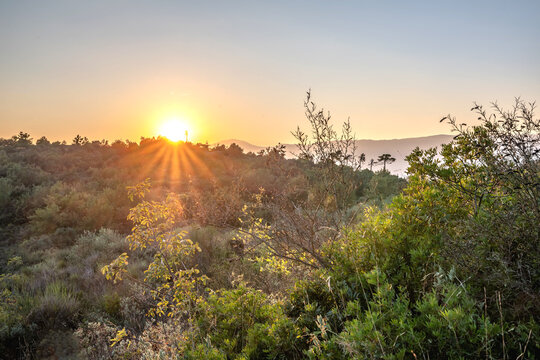 Coucher de soleil sur un paysage montagneux de l'arri&egrave;re pays ni&ccedil;ois dans le Sud de la France