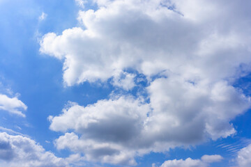 Naklejka na ściany i meble 大空に浮かぶ雲と青い空の風景写真_j_02