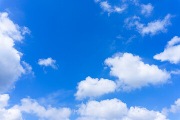 Naklejka na ściany i meble 大空に浮かぶ雲と青い空の風景写真_j_03