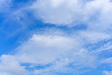 大空に浮かぶ雲と青い空の風景写真_j_08