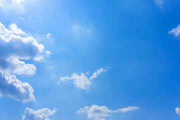 大空に浮かぶ雲と青い空の風景写真_j_14