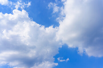 Naklejka na ściany i meble 大空に浮かぶ雲と青い空の風景写真_j_15