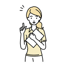 立って書類を手に持って何かひらめいたポロシャツの女性