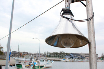 漁港の船着き場の古びたランプ