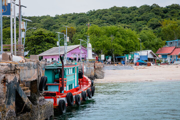 Obraz premium Passenger ship to Koh Sichang island with full load of passengers. Ko Sichang is a small island situated in the Gulf of Thailand.