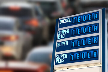 Autos und Tankstelle mit teurem Kraftstoff