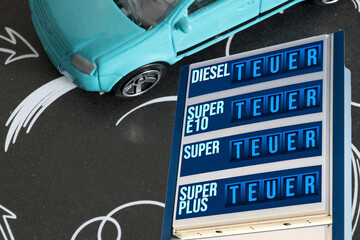 Ein Auto, Tankstelle und teurer Kraftstoff