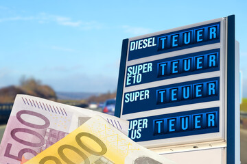 Euro Geldscheine, Autobahn und Tankstelle mit teurem Kraftstoff