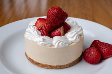 Mini pastel de queso con fresas en un plato blanco