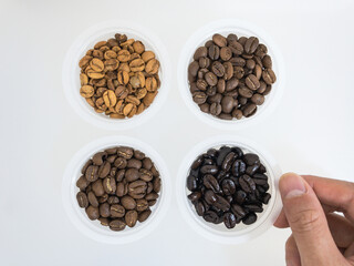 ４種のコーヒー豆をブレンドする - obrazy, fototapety, plakaty