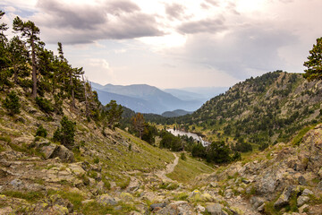 Vue de paysage du lac achard (alpes française) sous un soleil perçant en fin de journée