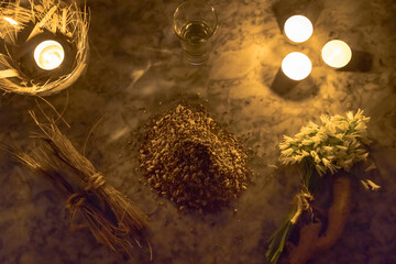 ritual de magia blanca, pedido de buena cosecha y agradecimiento con velas y flores blancas © Galdys V