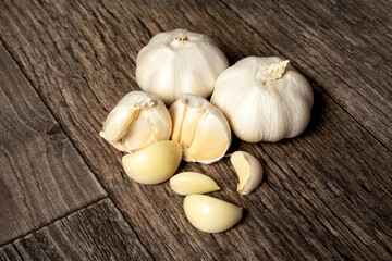 Whole garlic and cloves 