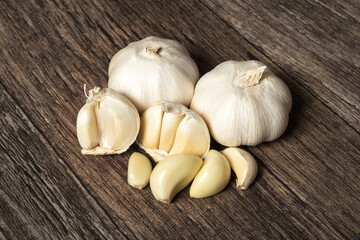 Whole garlic and cloves 