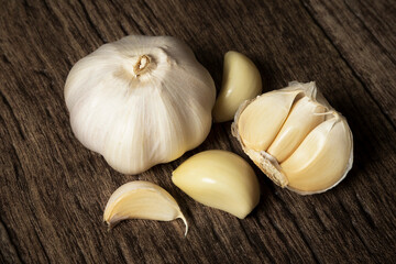 Whole garlic and cloves 