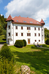 Fototapeta na wymiar Schloss Drnča (Dvorec Drnča), Begunje, Slowenien, 25.08.2021. 