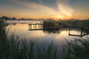 Piękny wschód słońca nad polskim jeziorem - obrazy, fototapety, plakaty
