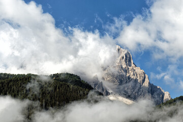 Wolken und Nebel ziehen um die Gipfel der Sextner Dolomiten, Pustertal, Alpen, Südtirol, Italien 