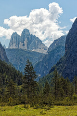 Blick durch das Rienz-Tal auf die berühmten Drei Zinnen der Sextner Dolomiten, Südtirol, Alpen, Italien, Europa
