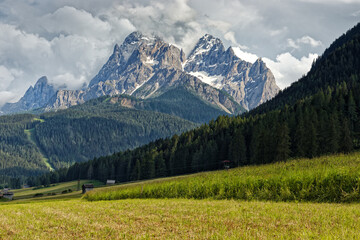 Bergwiesen mit alten Holzhütten vor den Gipfeln der Sextner Dolomiten, Pustertal, Alpen,...