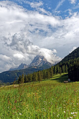 Bergwiesen mit alten Holzhütten vor den Gipfeln der Sextner Dolomiten, Pustertal, Alpen, Südtirol, Italien 