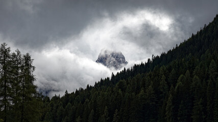 Blick durch ein Wolkenloch auf einen Gipfel der Sextner Dolomiten, Pustertal, Alpen, Südtirol, Italien 