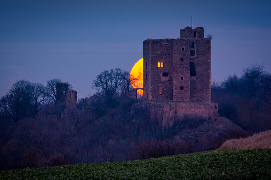 Vollmond hinter Burg Arnstein im Harz - Mansfeld S&uuml;dharz