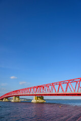 Obraz premium 北海道 東部 厚岸の海と橋と町