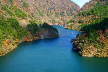 晩秋の庄川峡と庄川遊覧船