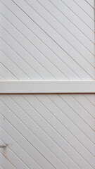 Puerta de listones de madera blancos