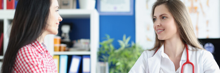 Female doctor conducts medical appointment to patient