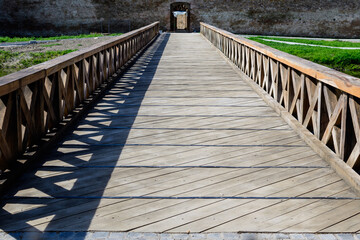 Obraz premium Large wooden bridge at the entry into the historical buildings of Fagaras Fortress (Cetatea Fagaras) in a sunny summer day, in Transylvania (Transilvania) region, Romania .