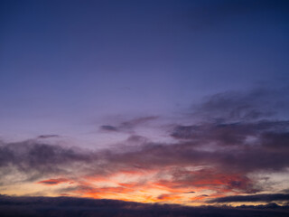 Fototapeta na wymiar Un coucher de soleil avec des nuages